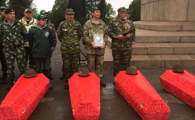 Торжественная церемония захоронения останков наших бойцов на Мемориальном кладбище в Севастополе