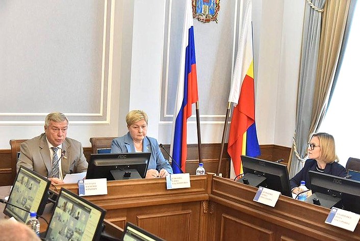 Василий Голубев принял участие в работе круглого стола «Социальное обслуживание в решении задач повышения качества жизни старшего поколения»