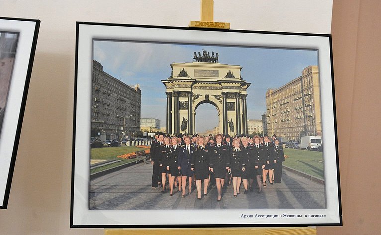 Инна Святенко в преддверии Дня защитника Отечества открыла в Московской городской Думе фотовыставку «Женщины в погонах»