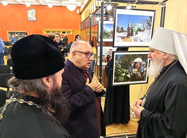 Андрей Базилевский принял участие в открытии художественной фотовыставки о хабаровском монашестве в Москве