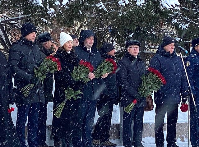 Маргарита Павлова приняла в регионе участие в церемонии возложения цветов и венков к челябинскому мемориалу «Вечный огонь»