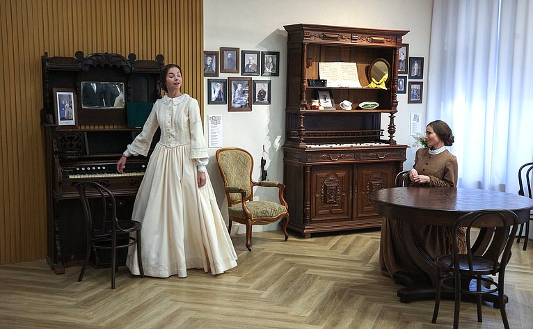 В рамках работы Х Парламентского форума «Историко-культурное наследие России» в Великом Новгороде Валентина Матвиенко посетила детскую общеобразовательную школу имени Г.Р. Державина и Дом музыки имени С.В. Рахманинова