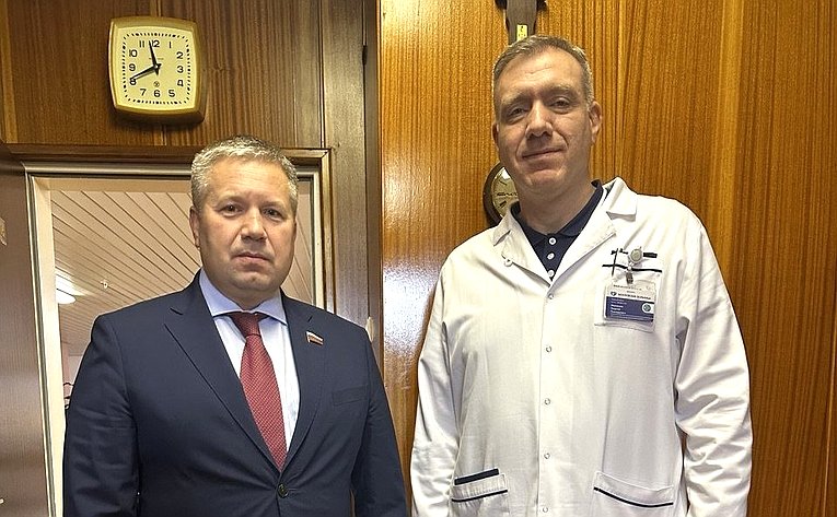 Денис Гусев навестил в госпитале участников СВО из Ненецкого автономного округа