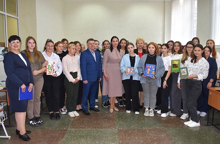 Ольга Бас в ходе поездки в регион посетила педагогический университет Луганска, в котором состоялось открытие «Музея Букваря»