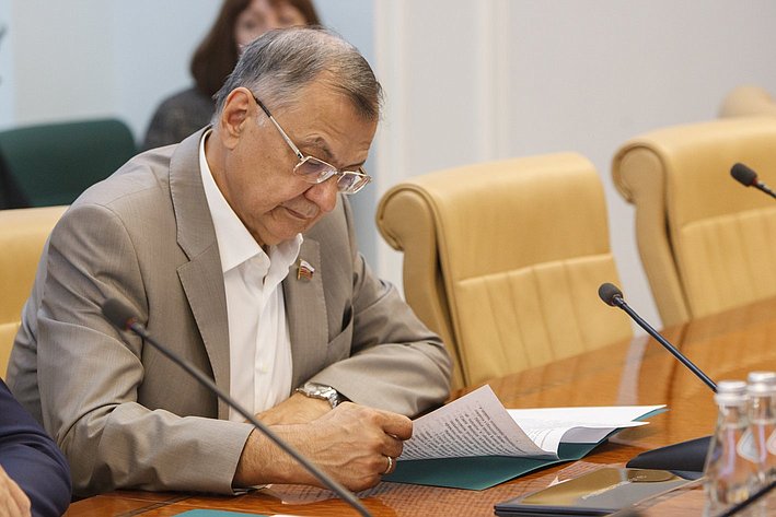 Заседание комиссия СФ по контролю за достоверностью сведений о доходах сенаторов - 2 Жиряков