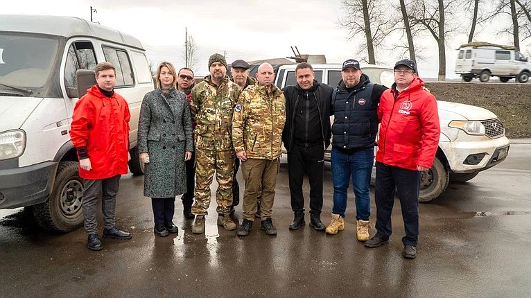 В ходе выезда в Курскую область Айрат Гибатдинов провел встречи с местными жителями и передал гуманитарную помощь в ПВР и в расположения российских военнослужащих