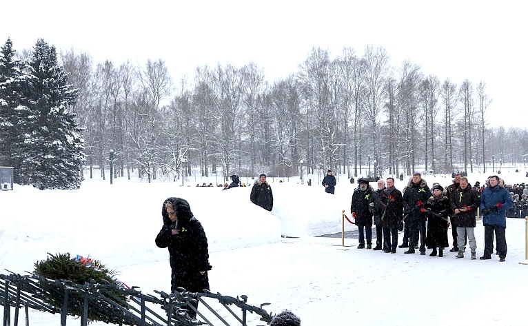 Торжественная траурная церемония на Пискаревском мемориальном кладбище в День 75-й годовщины полного освобождения Ленинграда от фашистской блокады