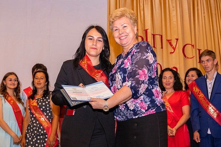 Ольга Бас в ходе поездки в регион вручила выпускникам в Старобельском колледже дипломы и почетные грамоты