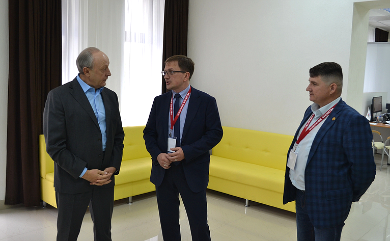 Валерий Радаев посетил филиал фонда «Защитники Отечества» в Саратове