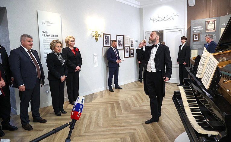 В рамках работы Х Парламентского форума «Историко-культурное наследие России» в Великом Новгороде Валентина Матвиенко посетила детскую общеобразовательную школу имени Г.Р. Державина и Дом музыки имени С.В. Рахманинова