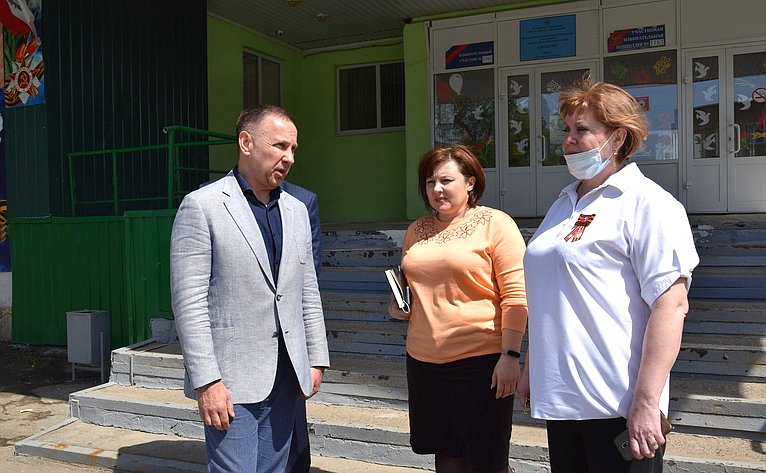 Олег Алексеев проинспектировал школы Саратовской области на предмет обеспечения безопасности