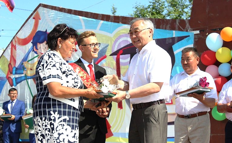 Б. Жамсуев поздравил выпускников Забайкальского края