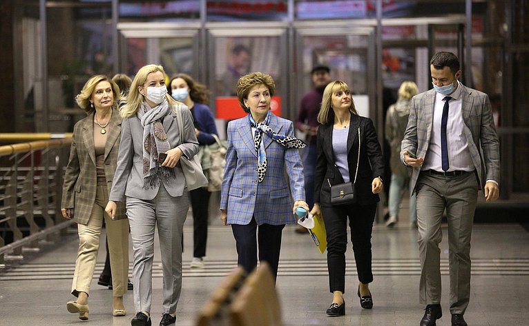 В Москве на станции метро «Выставочная» открылась фотовыставка «Женский взгляд на мировые проблемы»