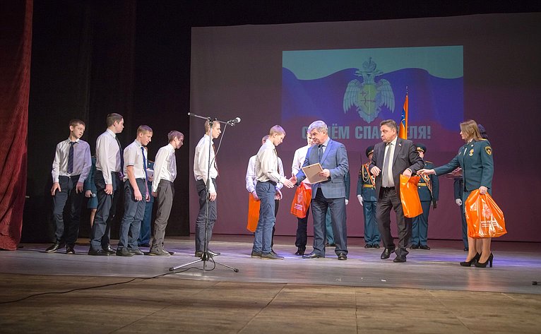 Сенаторы поблагодарили членов школьной добровольной пожарной команды из Кировской области за проявленное мужество