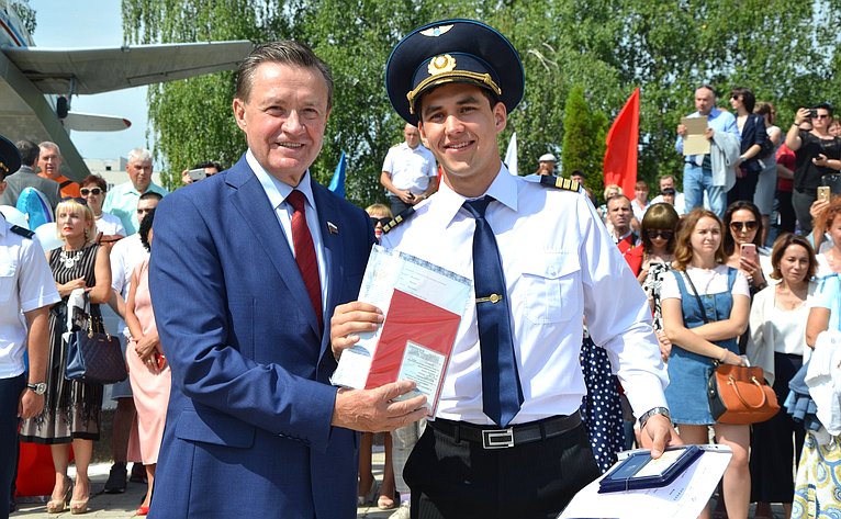 С. Рябухин принял участие в церемонии выпуска авиационных специалистов в Ульяновском институте гражданской авиации