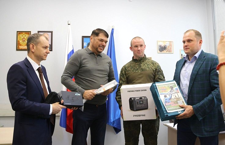 Дмитрий Василенко встретился с участникам СВО в городе Шлиссельбурге Кировского района и передал военнослужащим оборудование