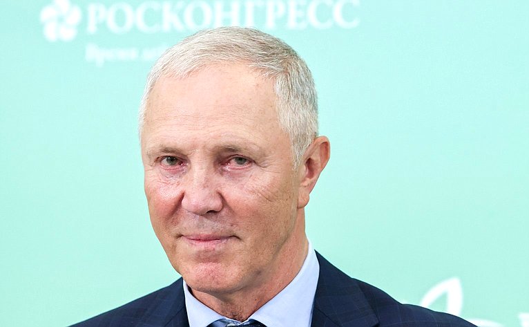 Сессия «Новые регионы России и Дальний Восток: вектор стратегического партнерства и перспективные точки роста экономики». X Восточный экономический форум