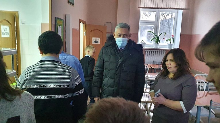 Во время работы на региональной неделе сенатор Российской Федерации Юрий Валяев посетил Ленинский район