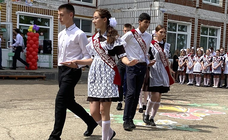 Праздник «Последний звонок» в школе № 4 г. Маркса