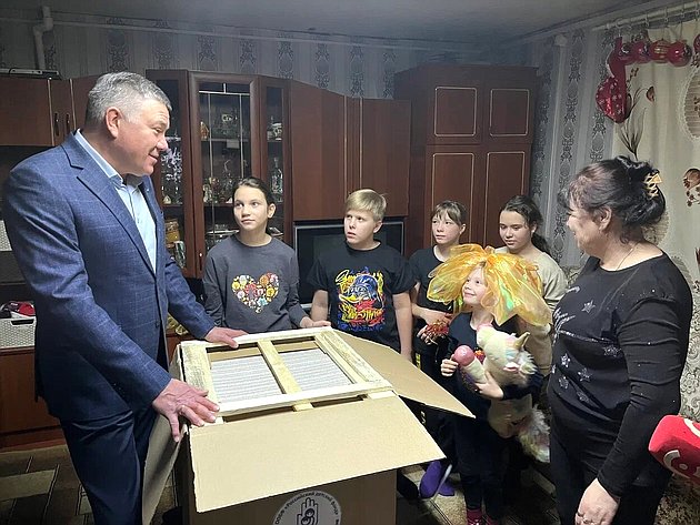 Олег Кувшинников вручил электроплиту многодетной семье из Вологодского округа