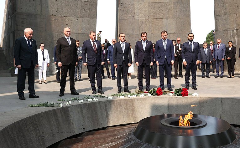 Сенаторы РФ посетили Мемориал памяти жертв геноцида армян «Цицернакаберд» и возложили цветы к Вечному огню