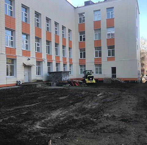 Андрей Хапочкин проинспектировал ход работ по восстановлению социальных объектов Южно-Сахалинска после разрушительного циклона
