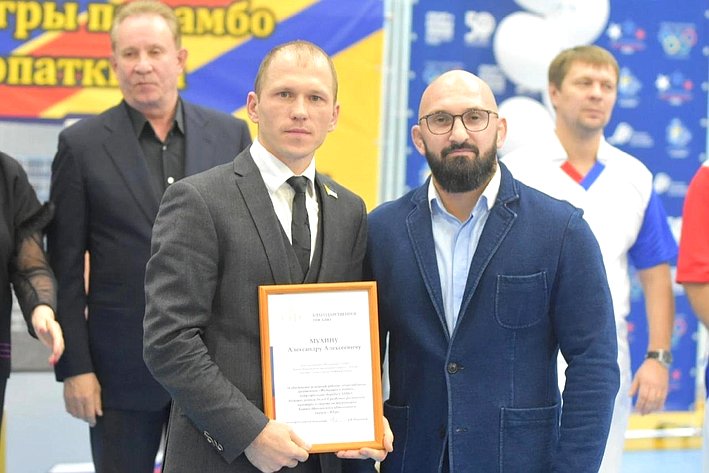 Александр Новьюхов передал благодарственные письма организаторам регионального турнира по САМБО»