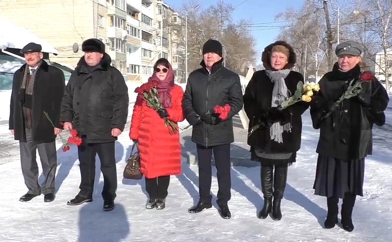 Людмила Талабаева приняла участие в церемонии возложения цветов к мемориалу воинам, погибшим в годы Великой Отечественной войны