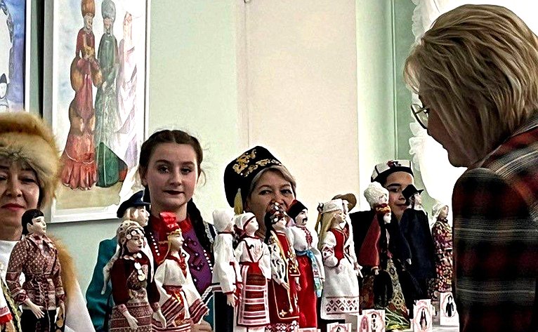 Председатель Комитета СФ по науке, образованию и культуре Лилия Гумерова приняла участие в открытии выставки «Созидая, учимся жить!»