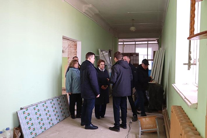 Елена Бибикова в ходе поездки в регион проинспектировала проведение капитального ремонта школы в поселке Воронцово Островского района