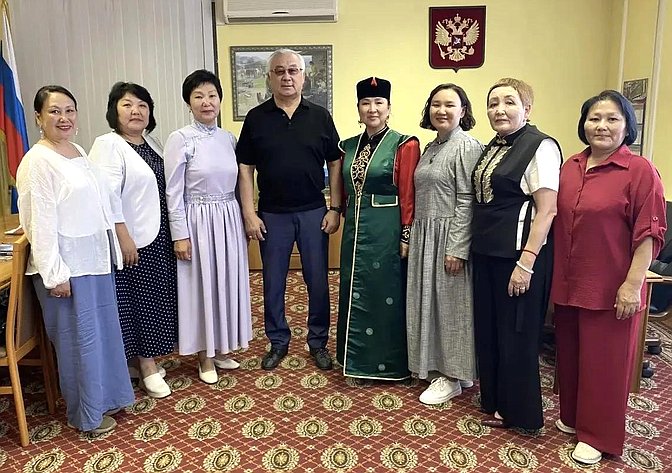 Баир Жамсуев обсудил с педагогами трех регионов методики преподавания национальных языков