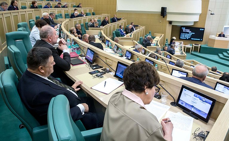 Сенаторы на 395-м заседании совета Федерации