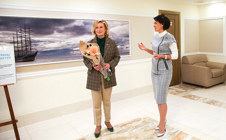 Инна Святенко и Маргарита Павлова открыли в Совете Федерации выставку «Портрет страны сердцами детей»