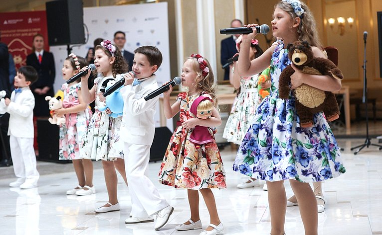 Валентина Матвиенко провела торжественную церемонию награждения лауреатов Национальной премии в сфере товаров и услуг для детей «Золотой медвежонок»