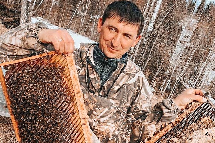 Татьяна Гигель в ходе рабочей командировки по региону встретилась с представителями династии алтайских пчеловодов – Гороховыми