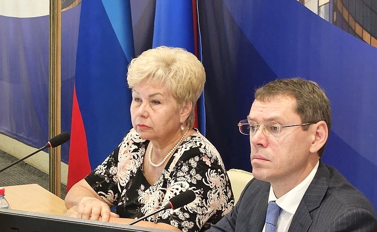 Ольга Бас в ходе поездки в регион приняла участие в круглом столе на тему «Формирование исторической памяти как основы патриотического воспитания личности»