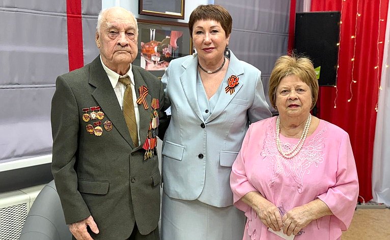 Елена Перминова приняла участие в презентации сборника стихов курганских поэтов, которые были свидетелями Великой Отечественной войны