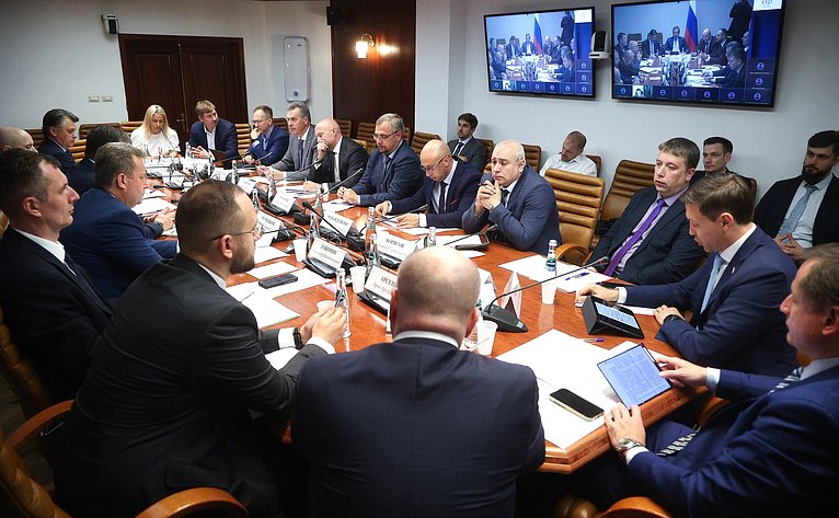 Заседание секции «Цифровая трансформация транспорта» на тему «Обсуждение концепций логистического проекта-международного транспорта БАС-Хаба с применением беспилотных летательных аппаратов между Россией и Китаем»
