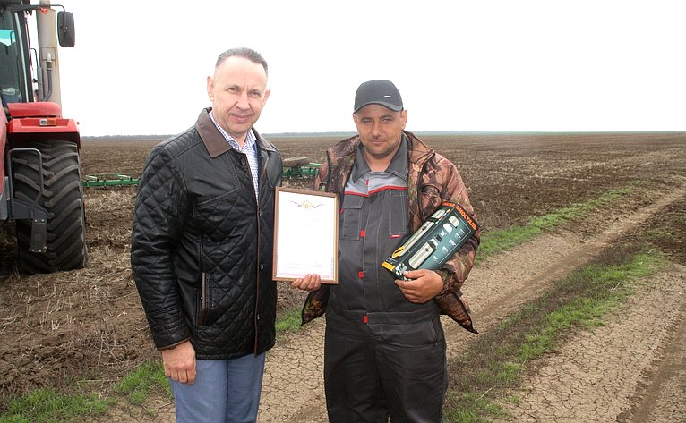 Олег Алексеев посетил крестьянское (фермерское) хозяйство и вручил механизаторам благодарственные письма и ценные подарки