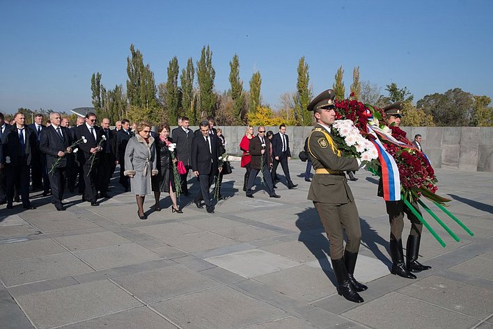 Делегация Совета Федерации во главе с Председателем СФ В. Матвиенко посетила мемориал памяти жертв геноцида армян