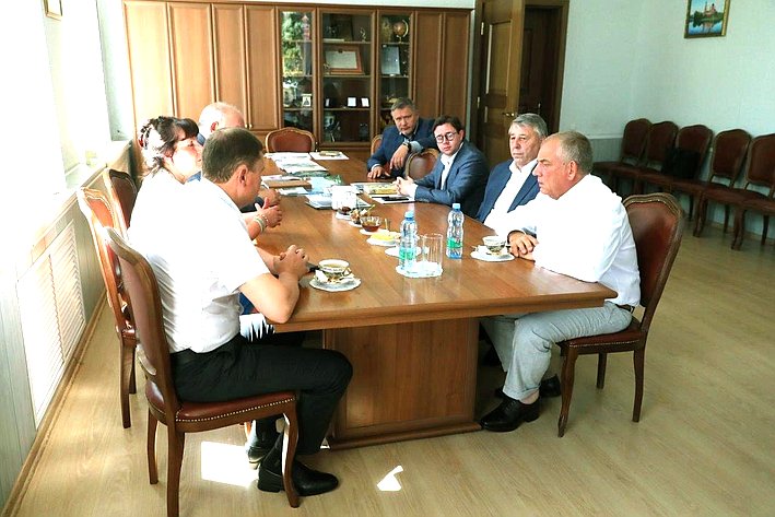 Сергей Митин провел выездное заседание рабочей группы по противодействию незаконному обороту упакованной питьевой воды
