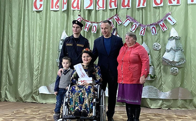 Олег Алексеев поздравил жительницу Воскресенского района с победой в конкурсе красоты и возложил цветы к памятнику Герою Советского Союза