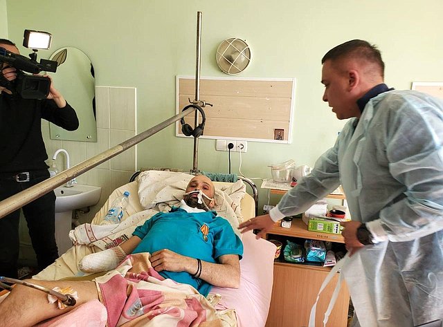 Айрат Гибатдинов побывал в республиканском госпитале, навестил раненых и вручил им памятные медали