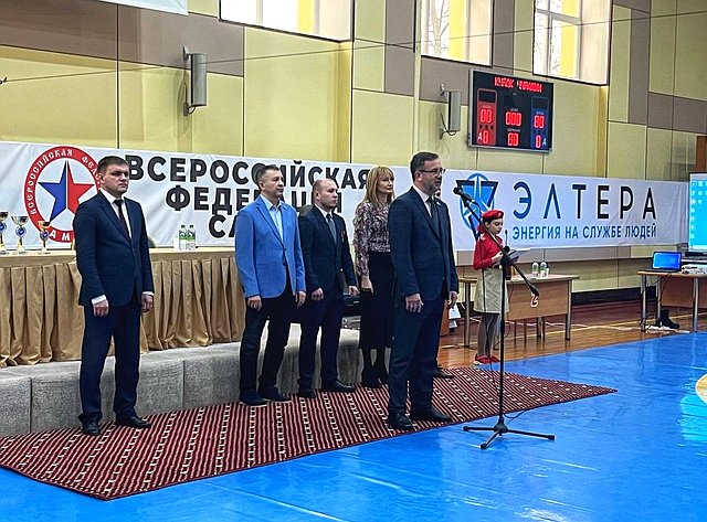 Николай Владимиров приветствовал юных самбистов на соревнованиях в Чувашии
