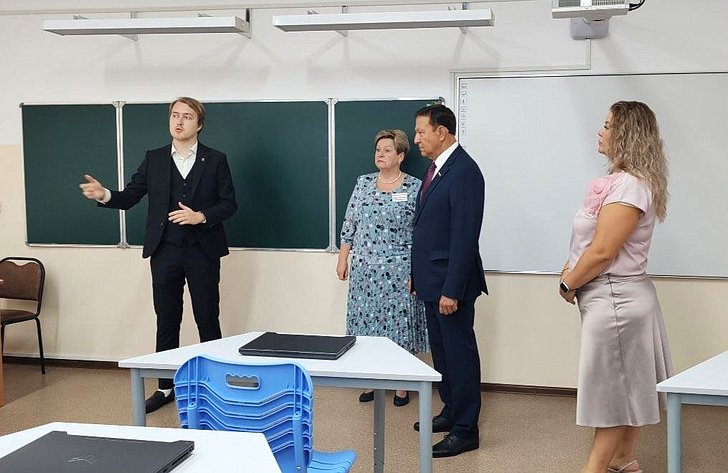 Александр Ролик в День знаний принял участие в торжественной линейке в школе № 39 г. Владивостока