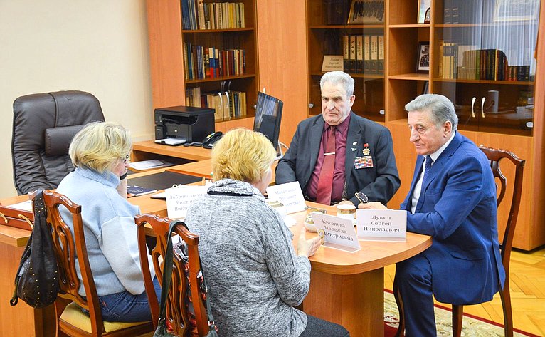 Сергей Лукин встретился с активистами Воронежской организации семей военнослужащих, погибших в Афганистане, Чечне и других «горячих точках»