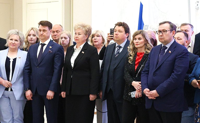 Лилия Гумерова и Дмитрий Василенко открыли в верхней палате выставку детского рисунка «Жизнь, делённая на граммы»