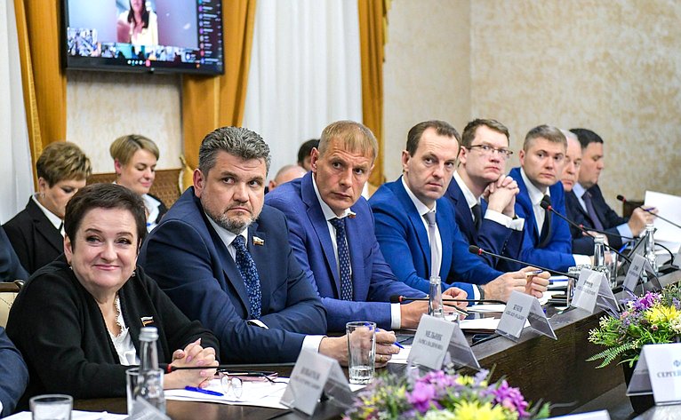 Вячеслав Тимченко провел расширенное заседание по вопросам контрольно-надзорной деятельности в Республике Хакасия