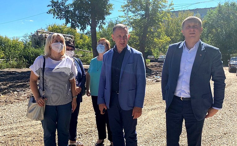 Олег Алексеев вместе с представителями общественности и органов региональной и муниципальной власти осмотрел новые дома в поселке Геофизик