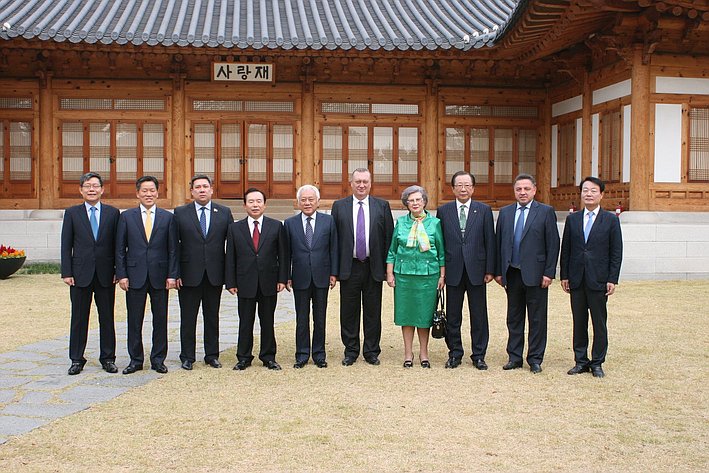 Делегация Совета Федерации во главе с Вадимом Тюльпановым провела в Сеуле рабочую встречу с вице-спикером Национального собрания Чоном Гап Юном